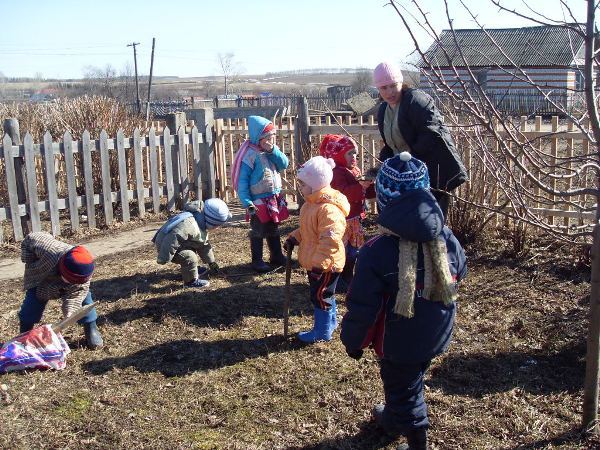 Детский сад на уборке территории